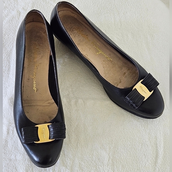 Salvatore Ferragamo Vara Bow Pump Shoes - Picture 12 of 12